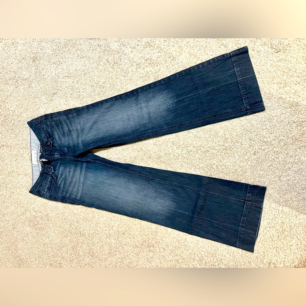 Worn 1 time. Deep blue washed. Mid rise. Flare jeans.